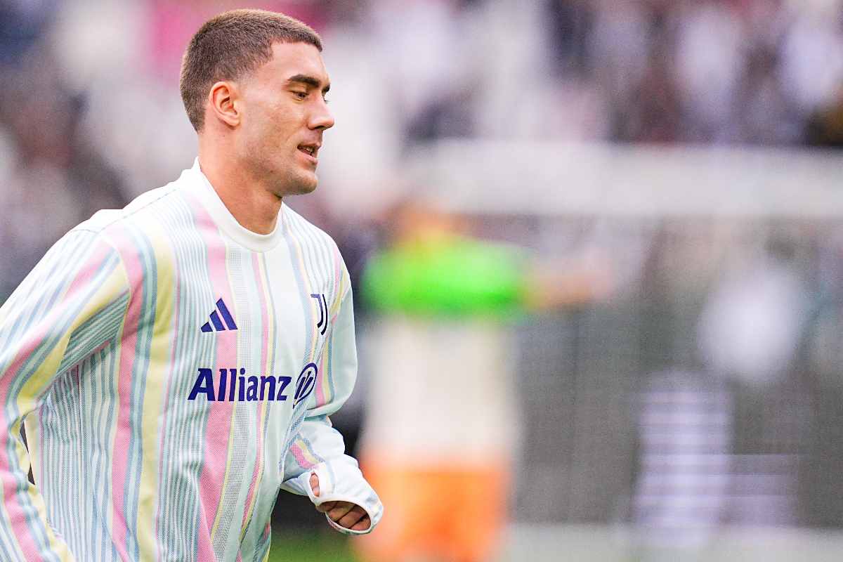 Dusan Vlahovic durante il riscaldamento della gara con la Juventus