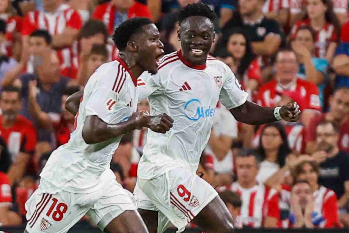 Agoume esulta con un compagno