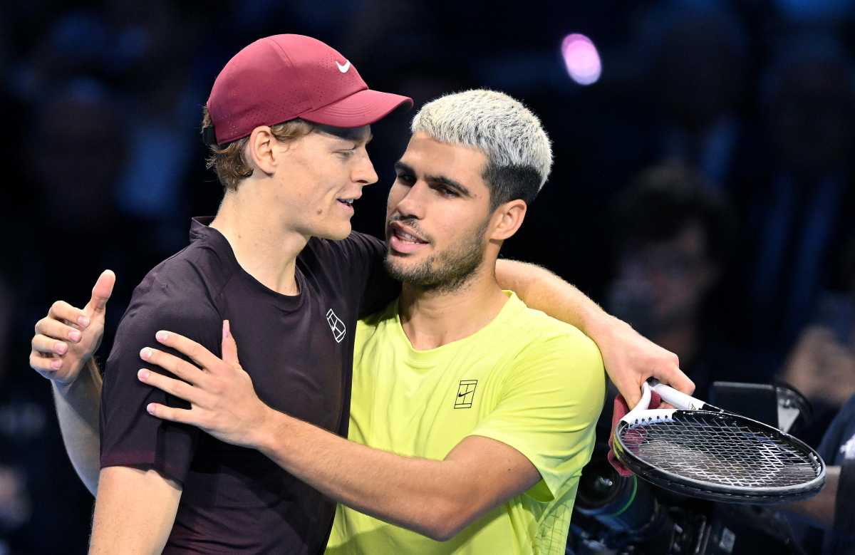 Sinner e Alcaraz si abbracciano a fine partita 