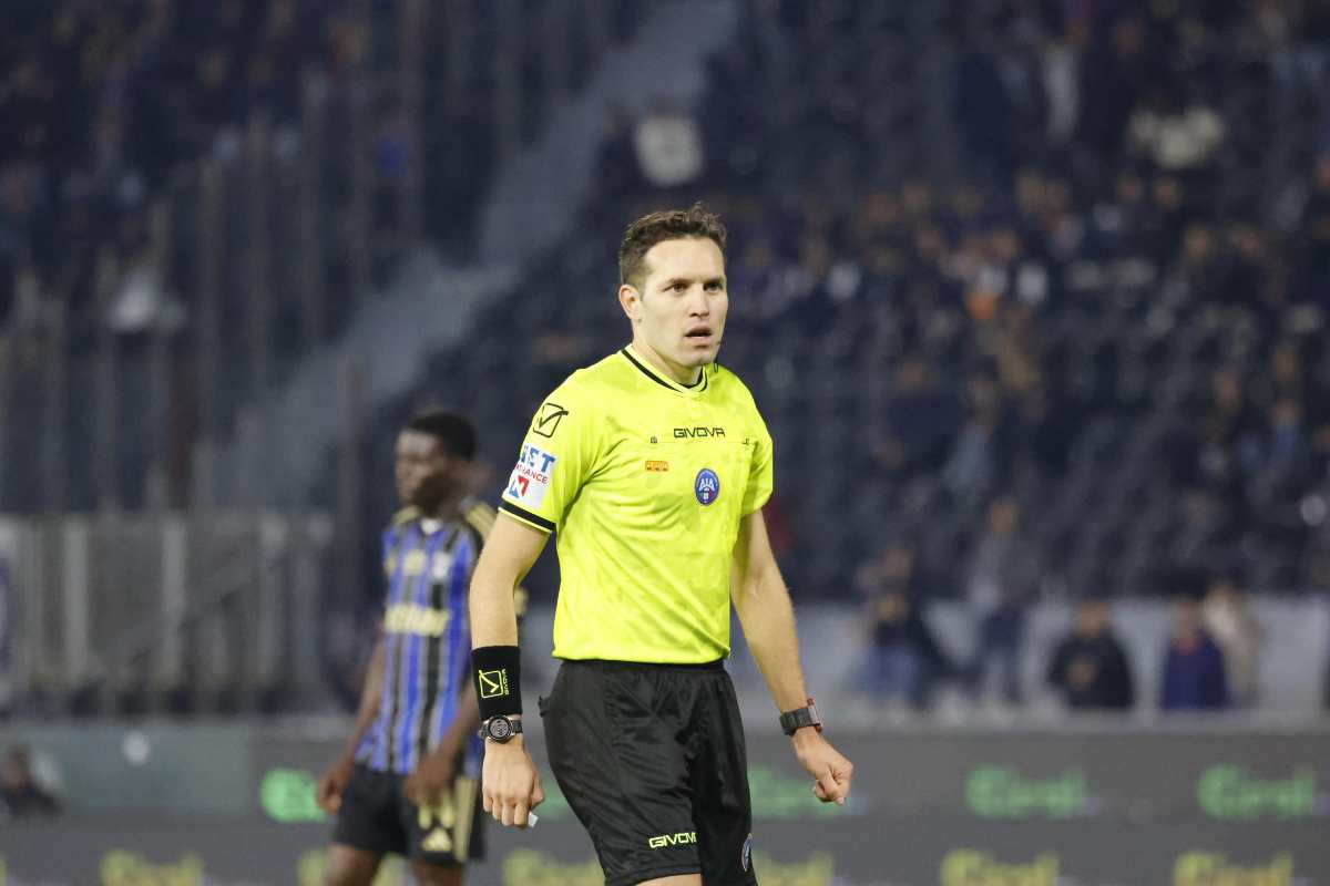 Un arbitro impegnato in una gara di Serie A