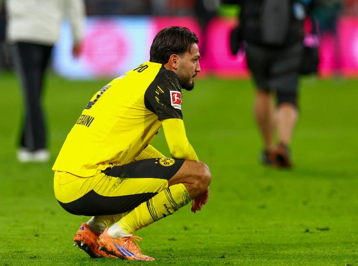 Bensebaini inginocchiato