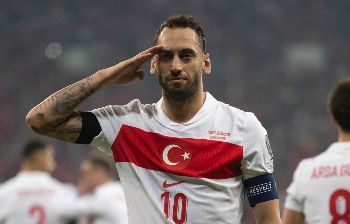 Calhanoglu con la maglia della Turchia