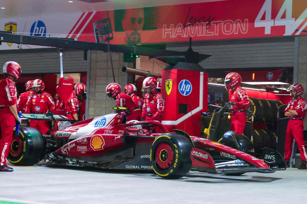 Hamilton ai box Ferrari