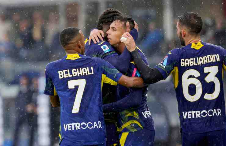 Giovane esulta con i compagni