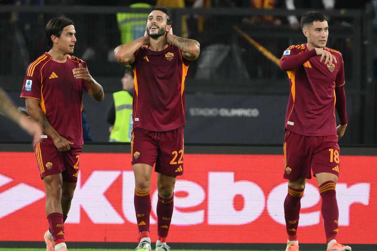 Hermoso festeggia con i compagni di squadra della Roma 