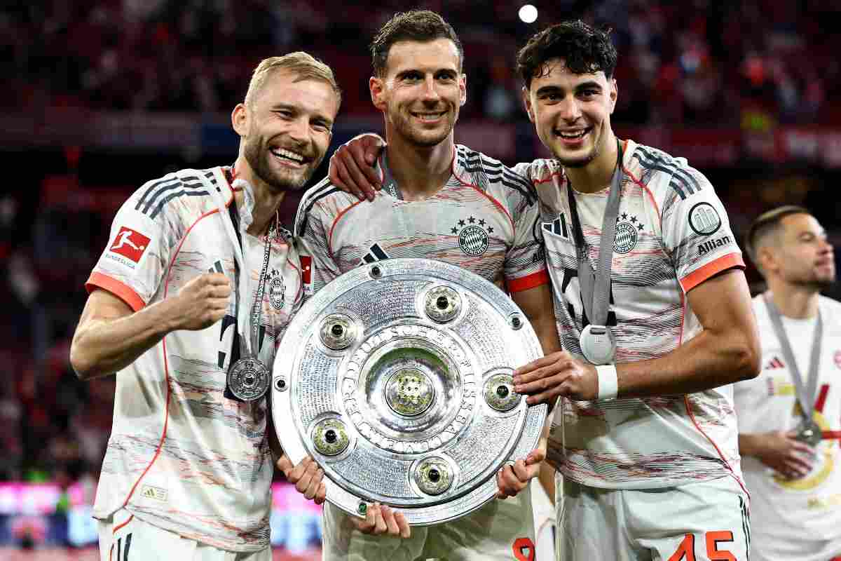 Goretzka solleva una coppa