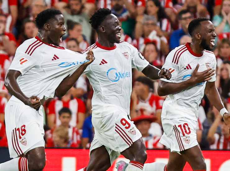 Agoume esulta con i compagni