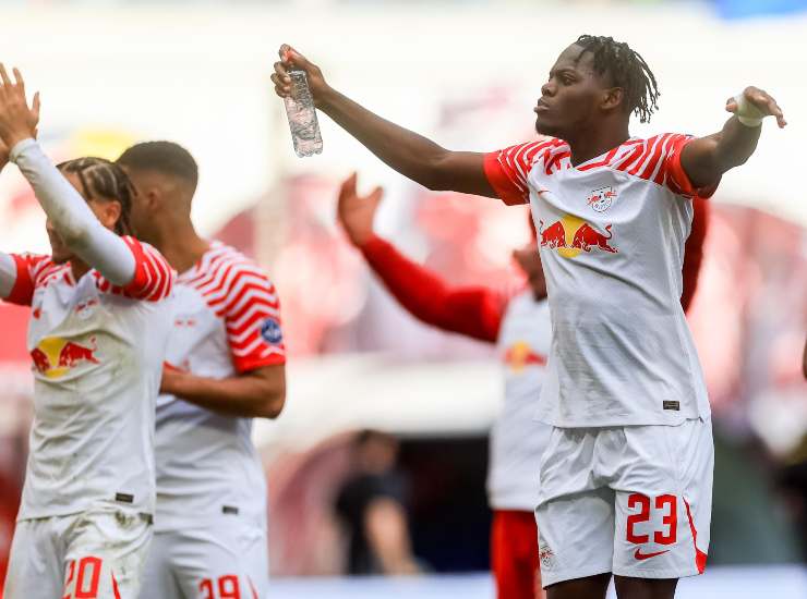 Lukeba esulta con i compagni