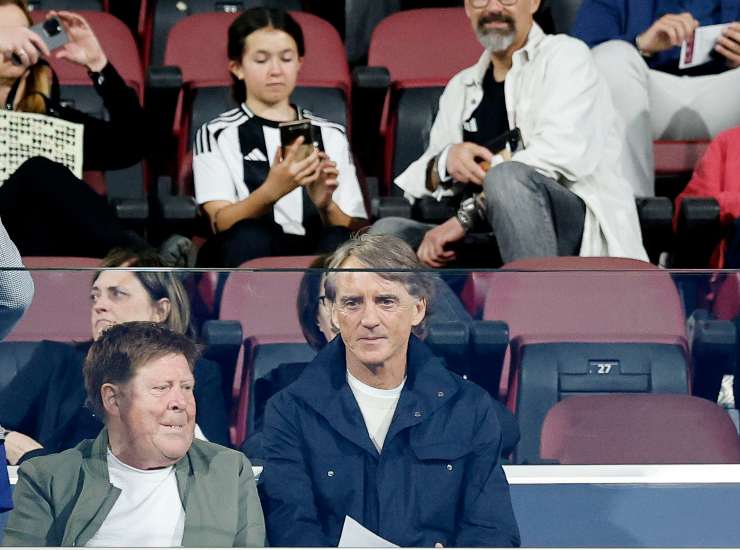 Mancini seduto in tribuna