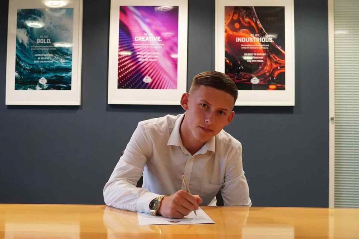 Rigg mentre firma un contratto