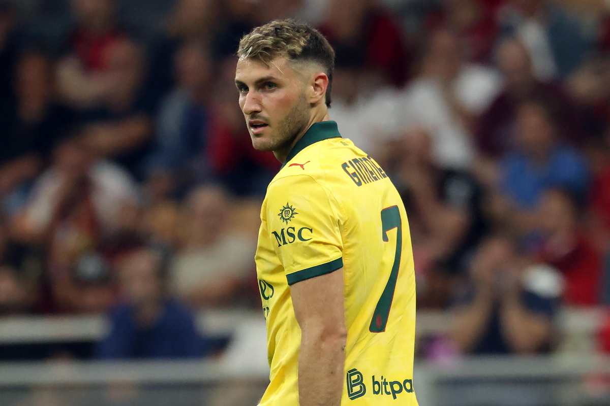 Santiago Gimenez osserva perplesso