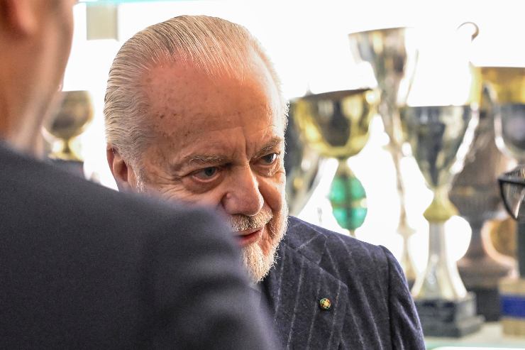 Aurelio De Laurentiis mentre spiega il suo Napoli ad una manifestazione