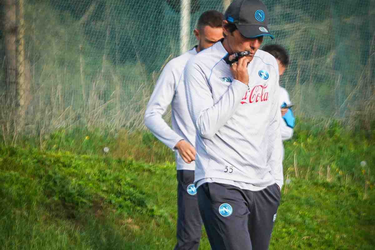 Un riflessivo Antonio Conte durante l'allenamento