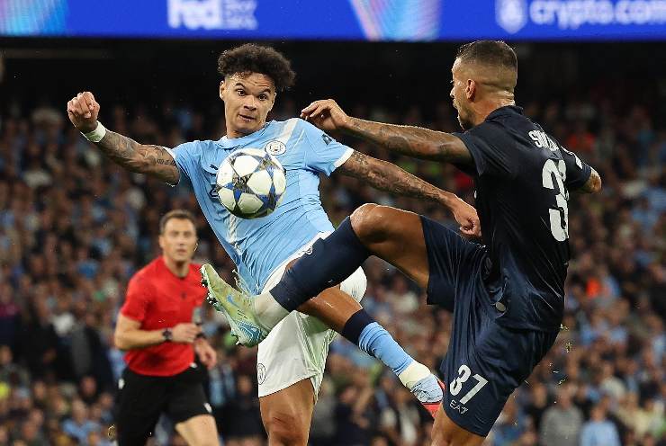 Il giocatore del Napoli Beukema in azione durante la gara di Champions col City