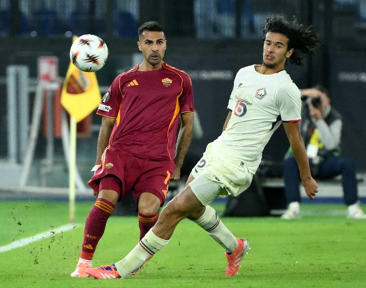 Bouaddi mentre affronta la Roma in Europa League