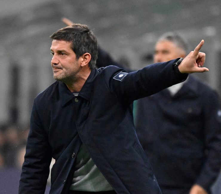 Il tecnico dell'Inter mentre dà indicazioni alla sua squadra