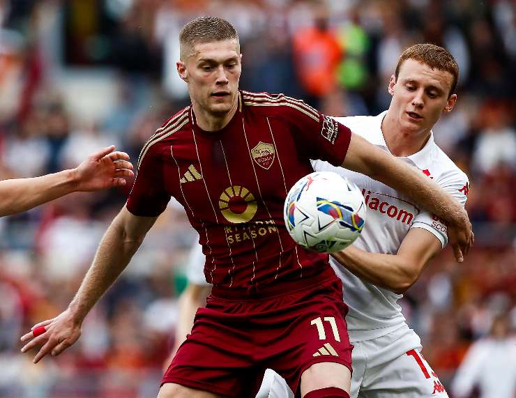 Comuzzo mentre marca Dovik nella gara contro la Roma