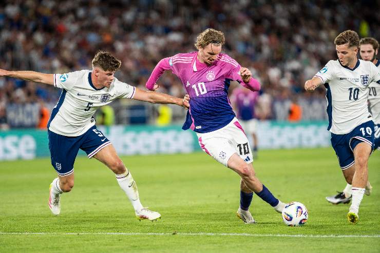 Charlie Cresswell mentre gioca con la sua nazionale che affronta la Germania