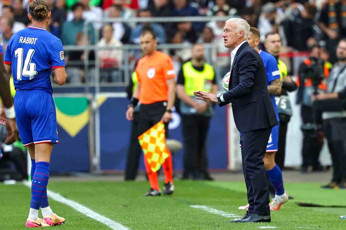 Didier Deschamps durante la gara della nazionale francese mentre parla con Rabiot