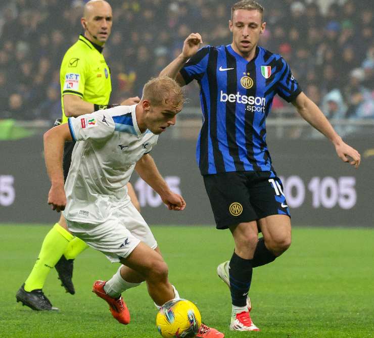 Frattesi mentre cerca di contrastare Isaksen della Lazio