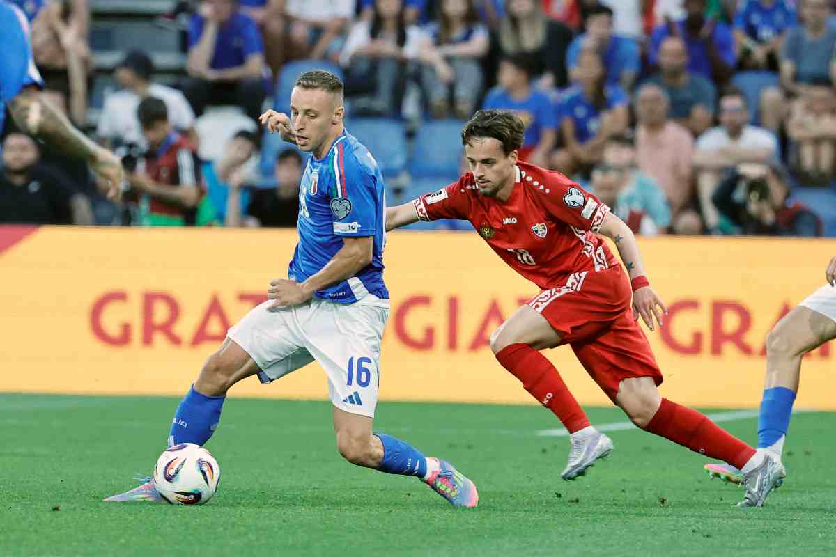 Davide Frattesi mentre gioca in nazionale con la Moldova