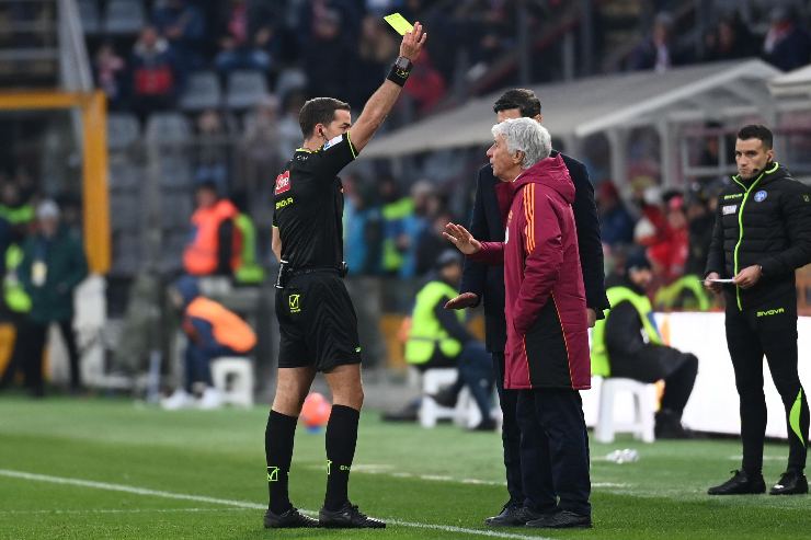 Il momento in cui Ayroldi ammonisce il tecnico della Roma durante la gara tra Cremonese e Roma