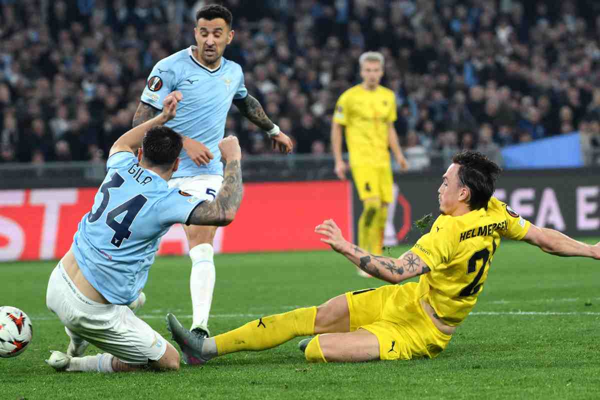 Mario Gila durante una partita d'Europa League