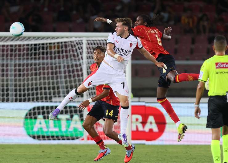 Gimenez mentre tenta uno stacco aereo nella gara col Lecce