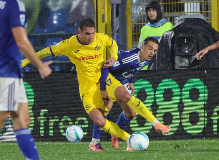 Il bomber del Verona Giovane in azione contro un giocatore del Como