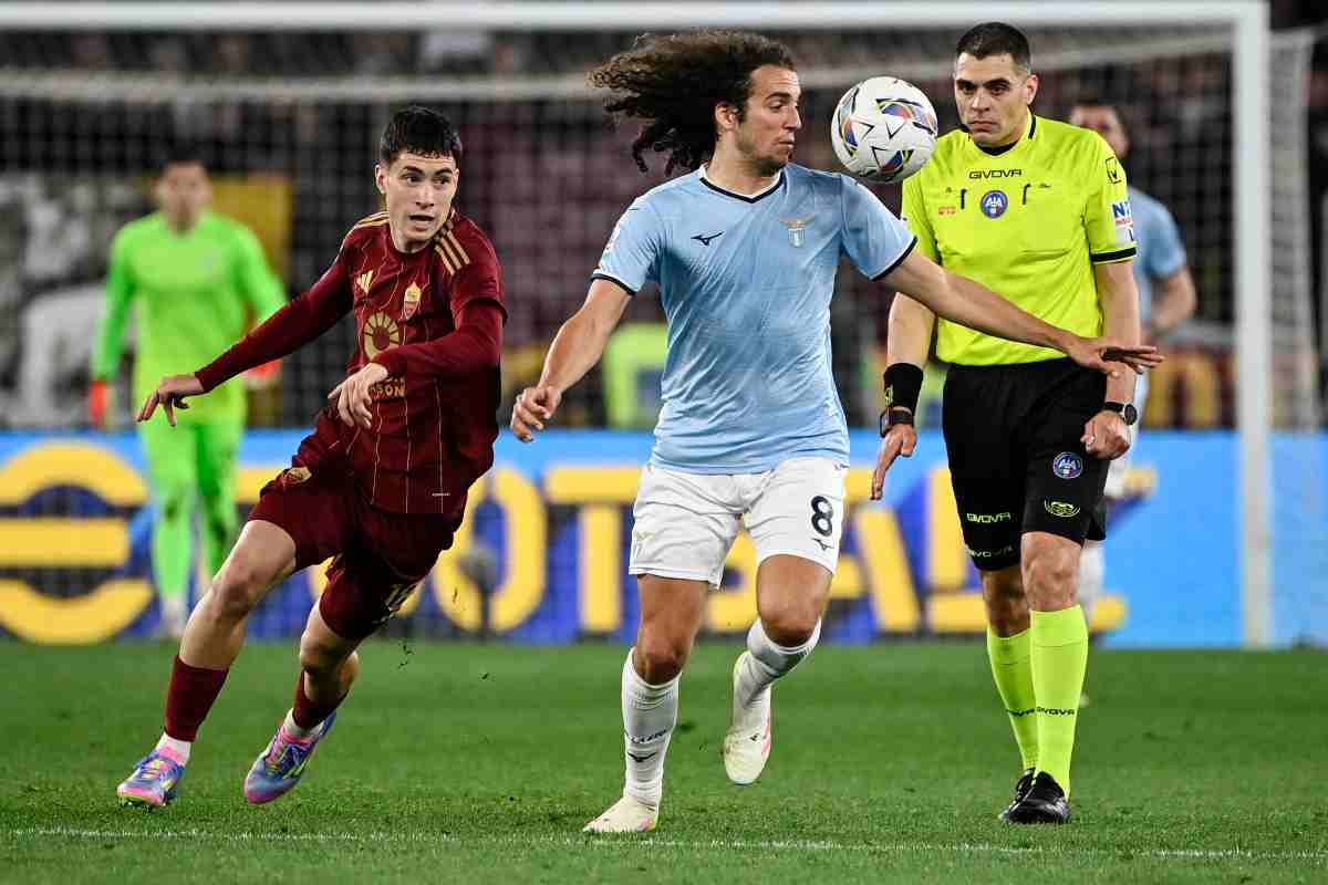 Mateo Guendouzi mentre contrasta un giocatore della Roma