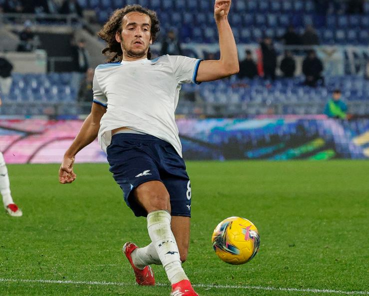 Mateo Guendouzi mentre rincorre un pallone in mezzo al campo