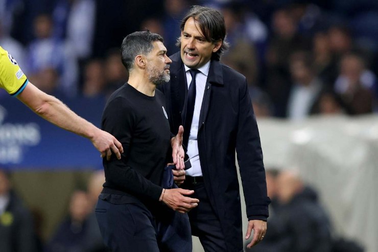 Simone Inzaghi mentre discute con Sergio Conceicato alla fine di una gara