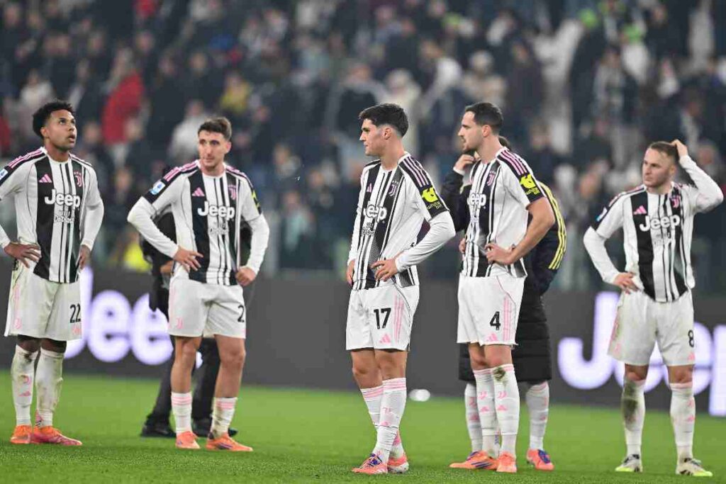 La delusione della squadra bianconero subito dopo il derby pareggiato