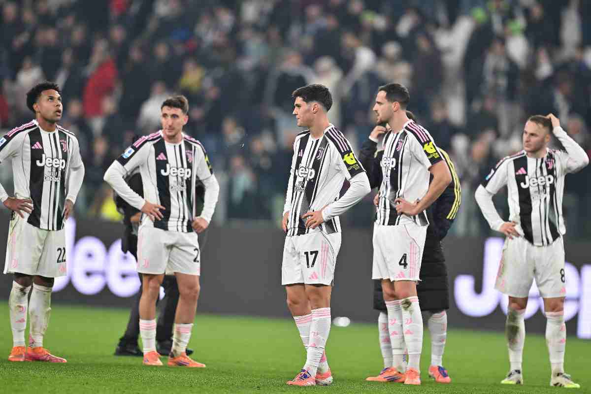 La delusione della squadra bianconero subito dopo il derby pareggiato