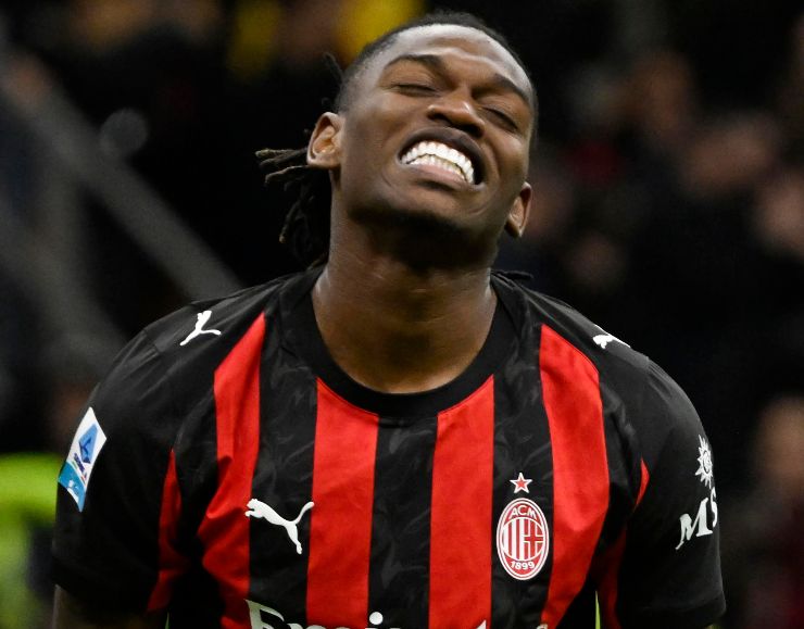 Rafa Leao mentre si dispera per non aver segnato un gol