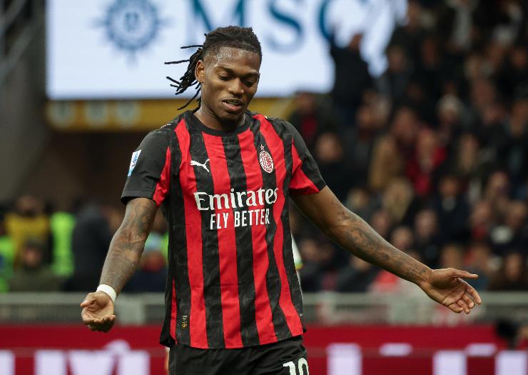 Rafa Leao mentre si dispera dopo aver tentato un dribbling che non gli è riuscito