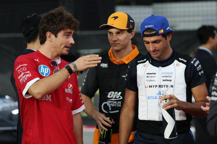 Leclerc mentre discite con Norris e Verstappen alla fine di una corsa