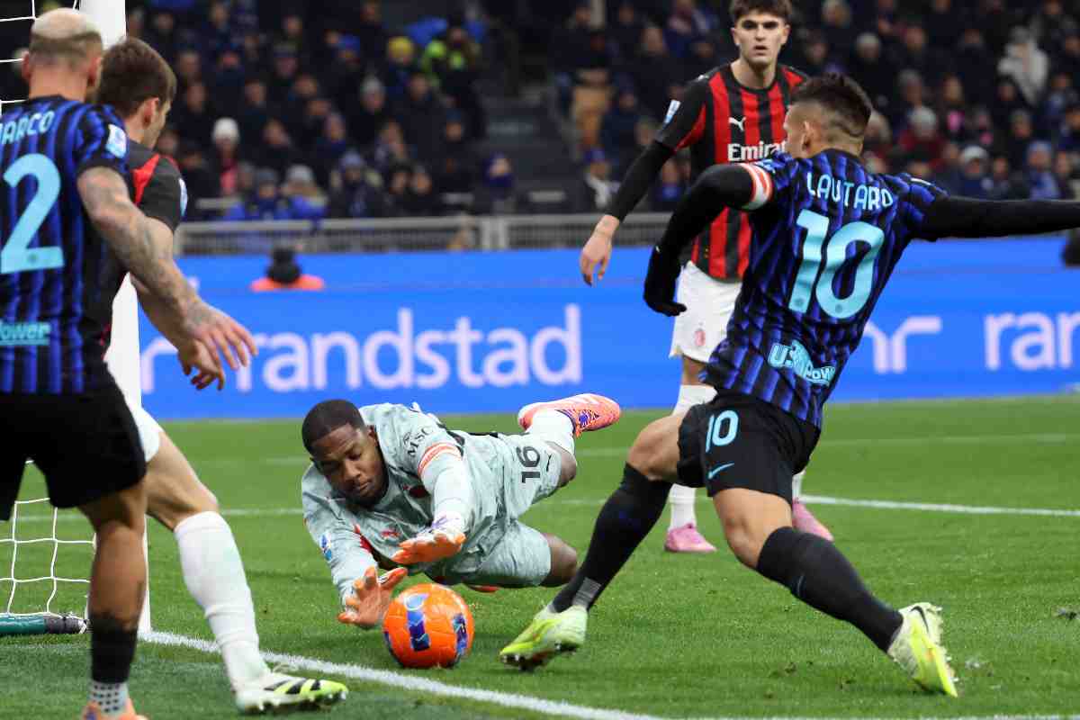 Il portiere del Milan Mike Maignan durante il derby vinto dai rossoneri