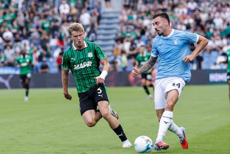 Mario Gila durante la gara di campionato col Sassuolo