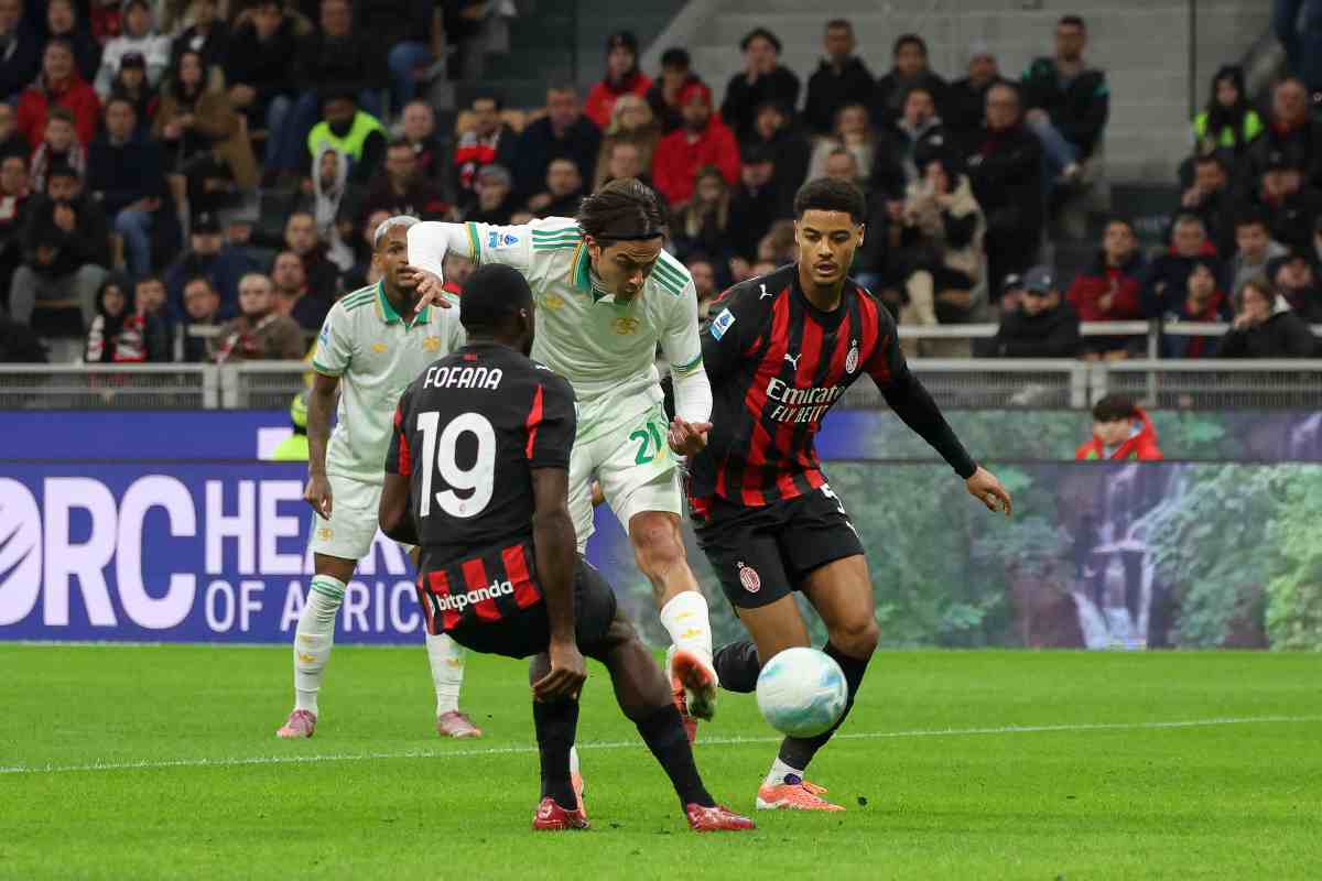 Un momento della gara di campionato tra Milan e Roma con Dybala in primo piano