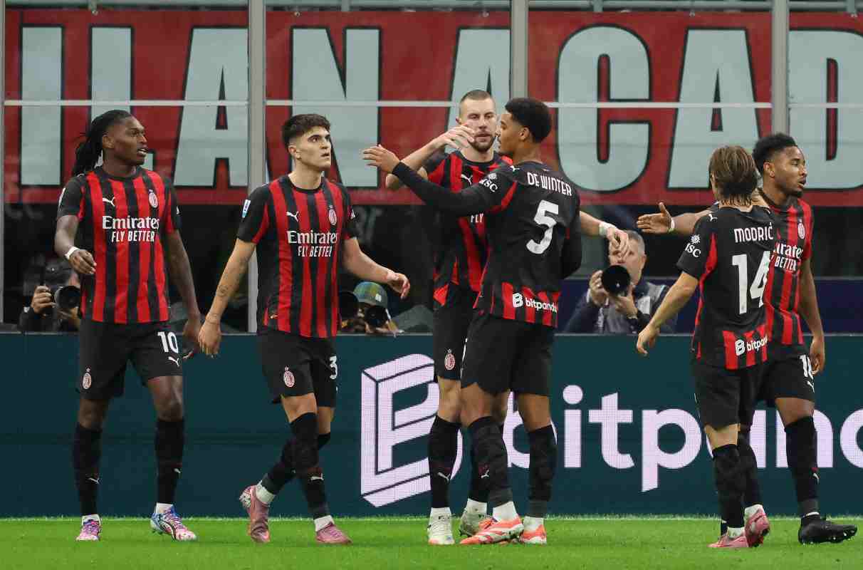I giocatori del Milan che festeggiano dopo un gol