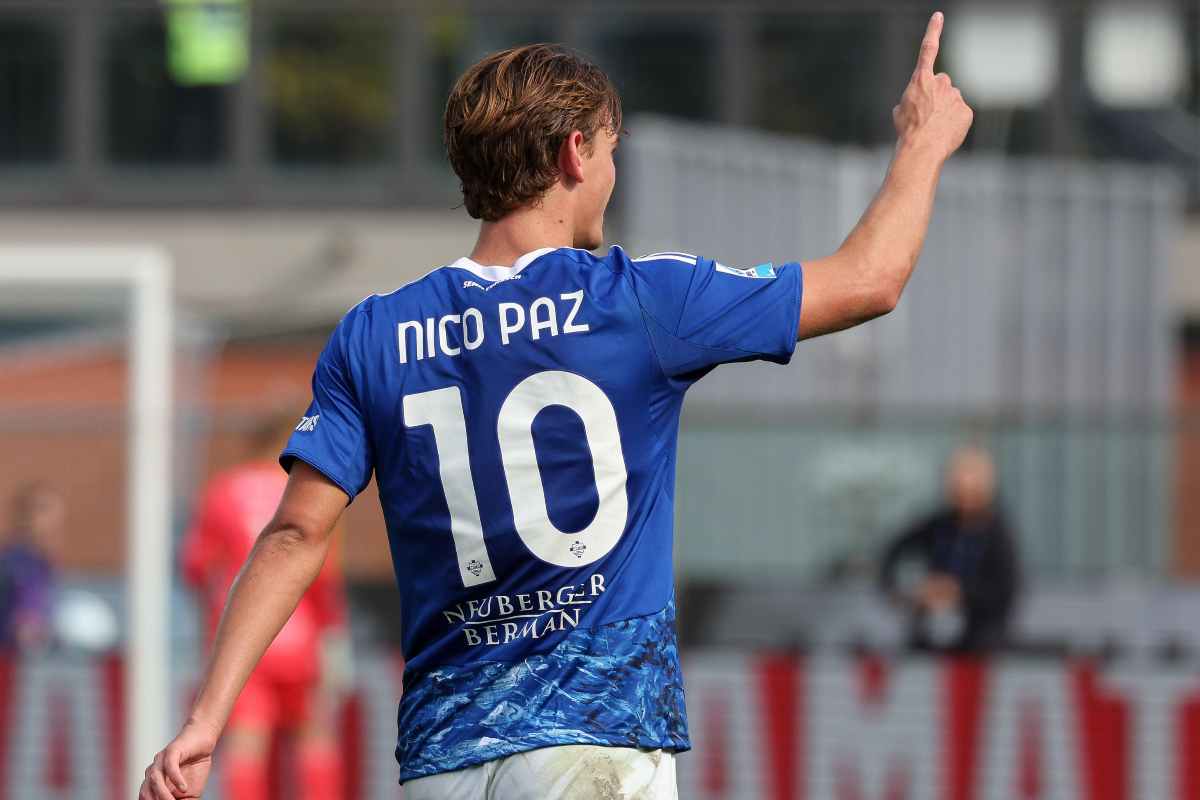 Nico Paz mentre esulta dopo un gol realizzato col Como