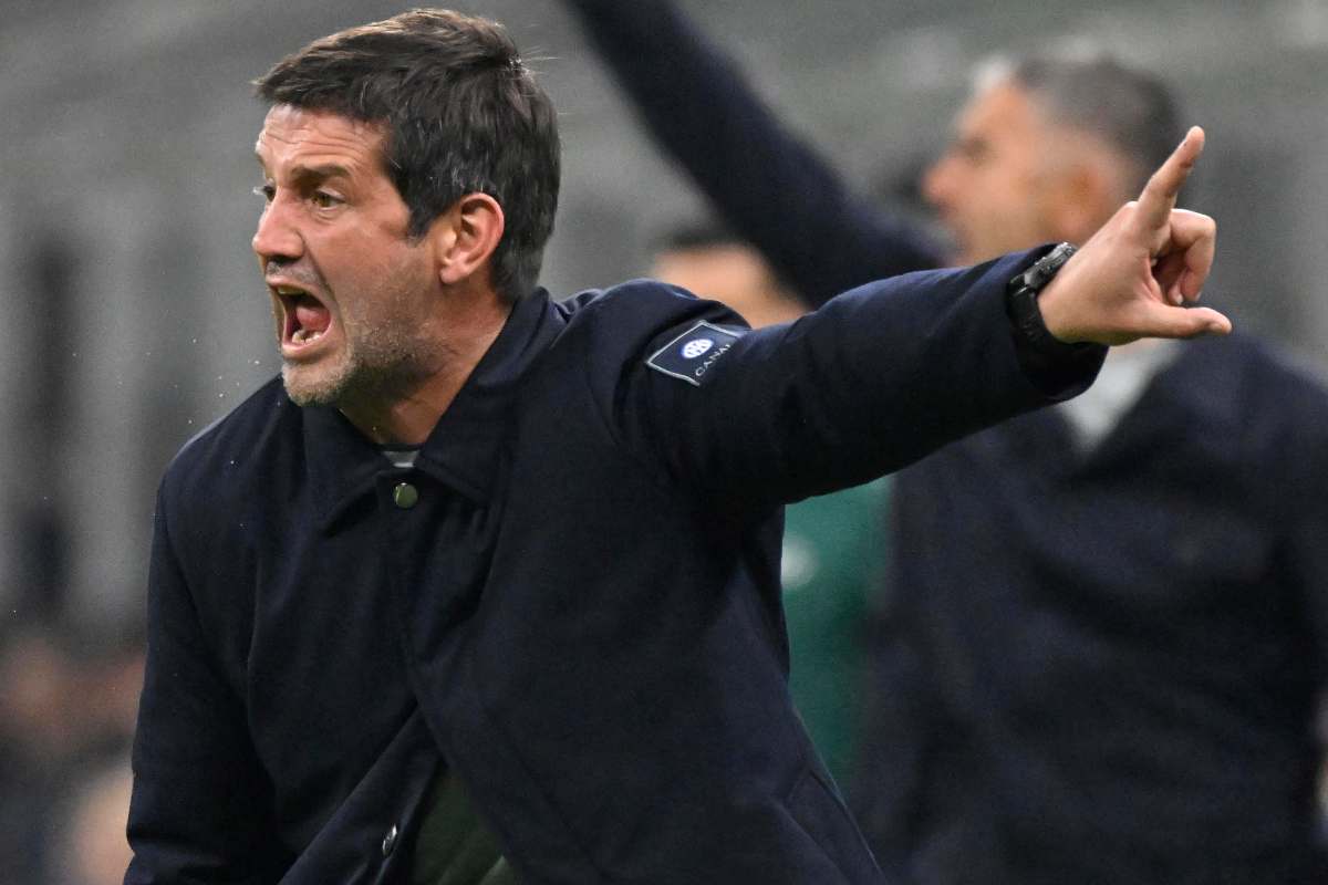 Chivu mentre dà indicazioni ai suoi giocatori