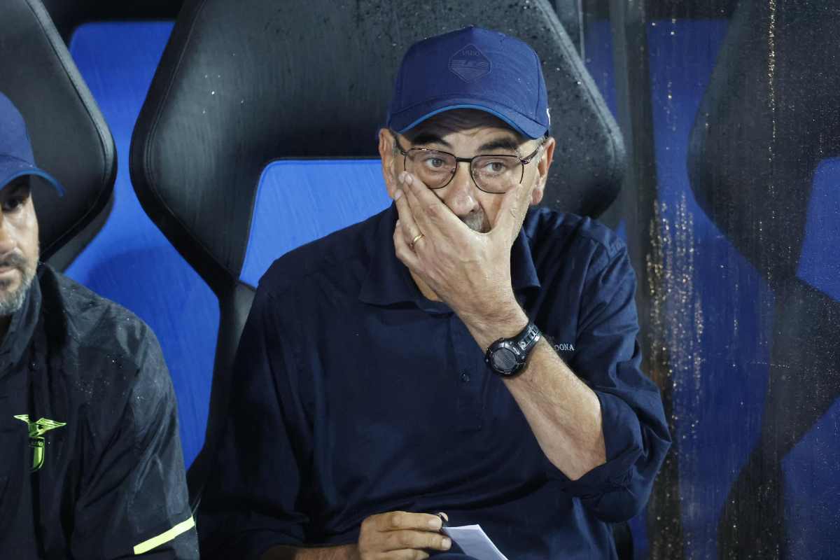 Maurizio Sarri mentre guida la squadra durante la trasferta di Pisa