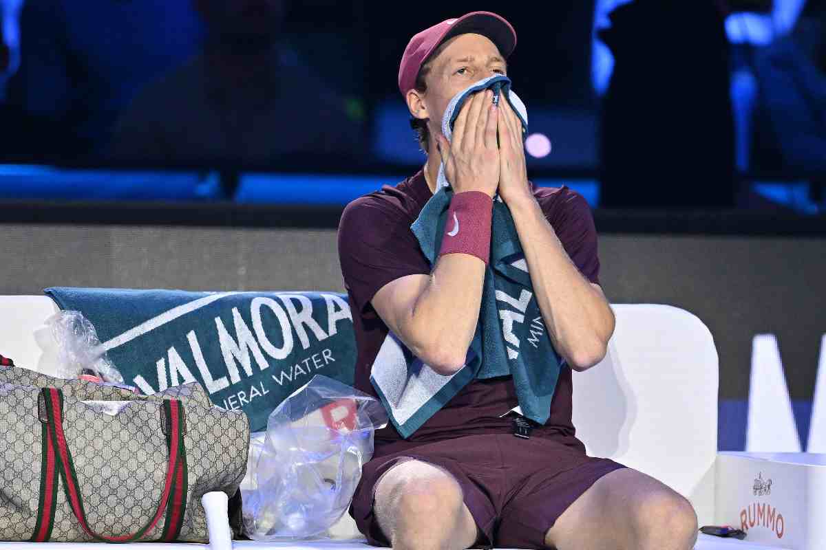 Jannik Sinner durante un momento di pausa di una gara di Atp Finals