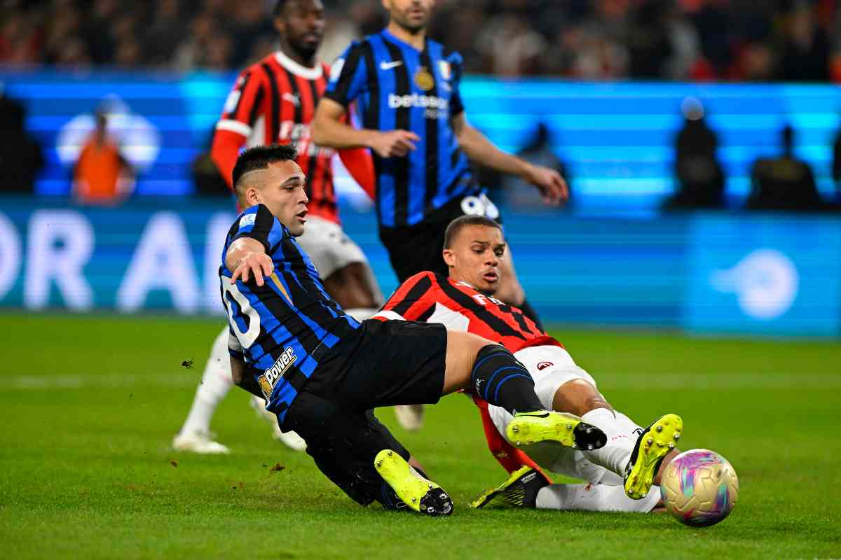 Lautaro Martinez mentre cerca di prendere il pallone durante un derby