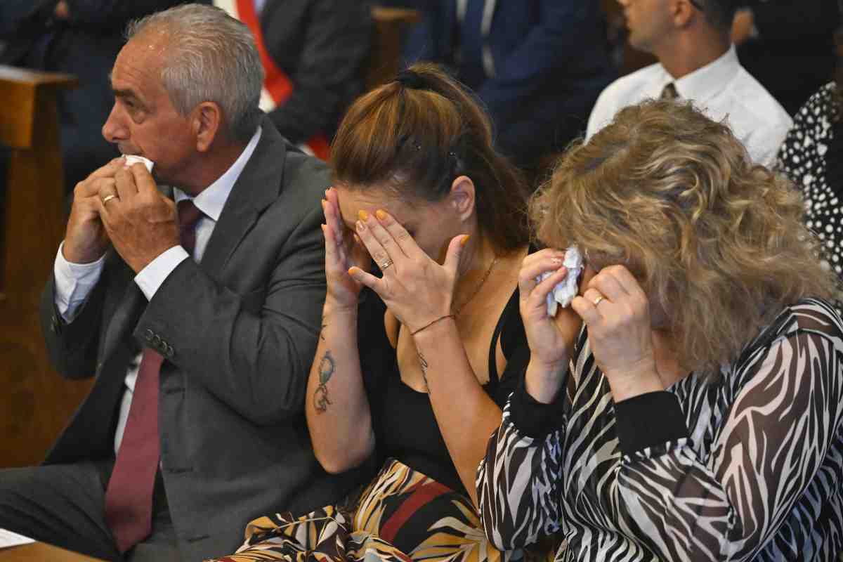 Gente scioccata durante un funerale