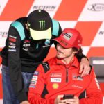 Valentino Rossi e Pecco Bagnaia menrre parlano alla fine di un Gran Premio