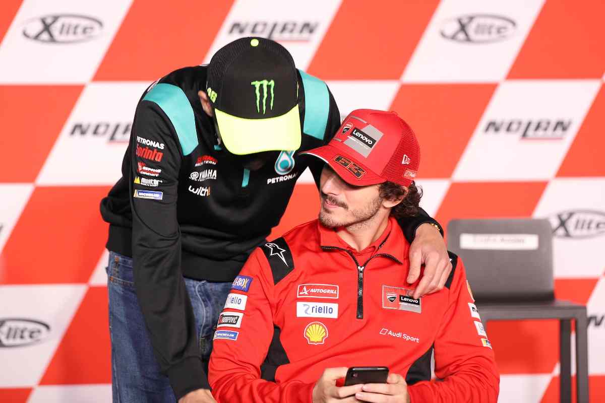 Valentino Rossi e Pecco Bagnaia menrre parlano alla fine di un Gran Premio