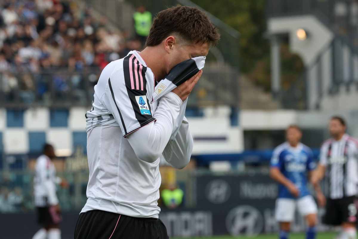 Kenan Yildiz mentre si dispera per un gol mancato contro il Como